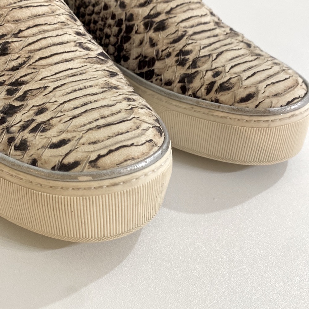 Stuart Weitzman Slip on women’s size 7 snakeskin pattern